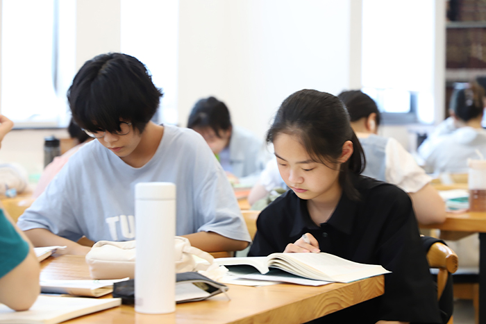 读者在潘天寿艺书房看书自习.jpg